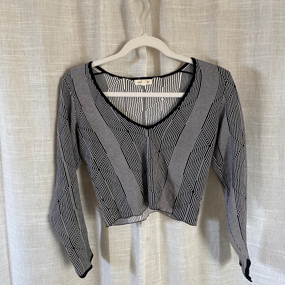 Patterned long sleeve crop top